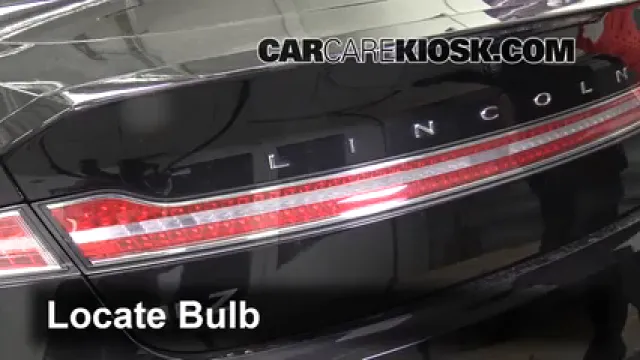 2013 Lincoln MKZ 2.0L 4 Cyl. Turbo Éclairage Feux de marche arrière (remplacer une ampoule)